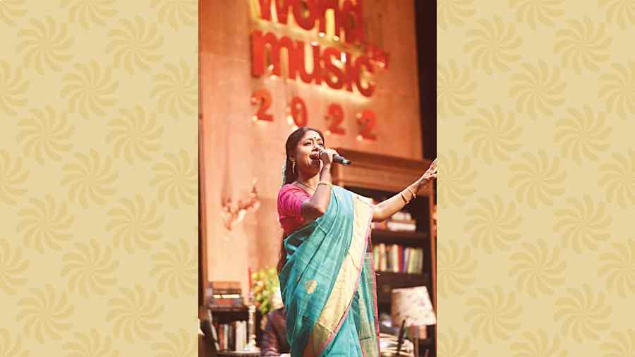After felicitating Shubha Mudgal, Subhamita (Banerjee) from Malda took the stage. She did her version of Duyo duyo ari, which was an upbeat and energetic performance. Her playfulness on stage added to the fun. “Today is special and I am feeling honoured and privileged to be a part of this evening,” she said.