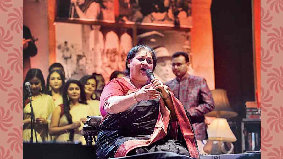 Padma Shri awardee, Hindustani musician and author Shubha Mudgal took the stage to perform Yeh neer kahan se barse hai by Lata Mangeshkar on a C scale. It was a steady yet impactful rendition. “I can’t tell you how happy it makes me to be in this city where music and arts are deeply loved; where there are so many artistes and so many music lovers. After two devastating years to be back in this wonderful city amongst amazing artistes and music lovers is a big blessing,” she said.