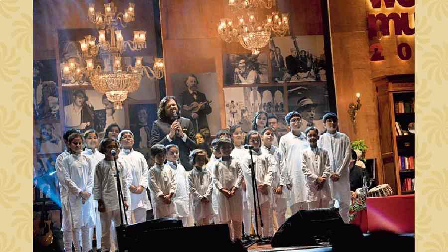 A kids choir joined Sourendro-Soumyojit for a song