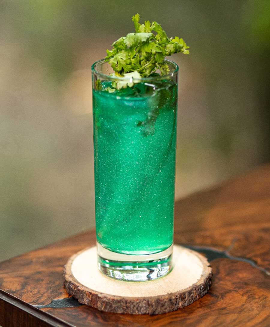 Reality Highball (170 calories, approx) – Reality: Replace your Whisky Ginger with a Reality Highball that mixes vodka and ginger ale with freshly squeezed gondhoraj lemon juice and coriander