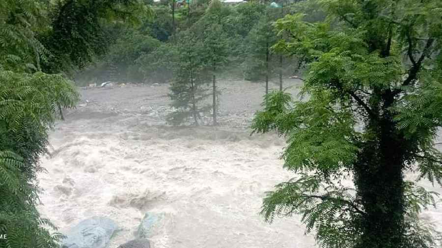 Flood Cloudburst In Himachal Pradeshs Kullu At Least Four Feared Washed Away Telegraph India 