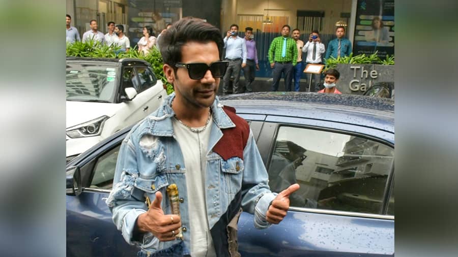 The 37-year-old actor turned up at the event in a denim jacket and a white T-shirt with dark shades. 