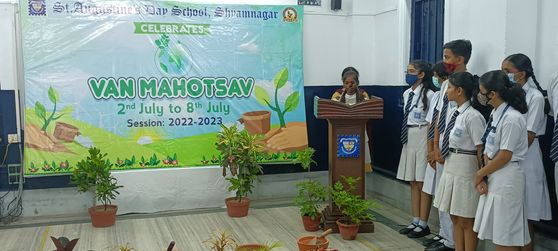 Evening school student Riya Rajak giving an inspiring speech on the importance of planting trees at the ceremony 