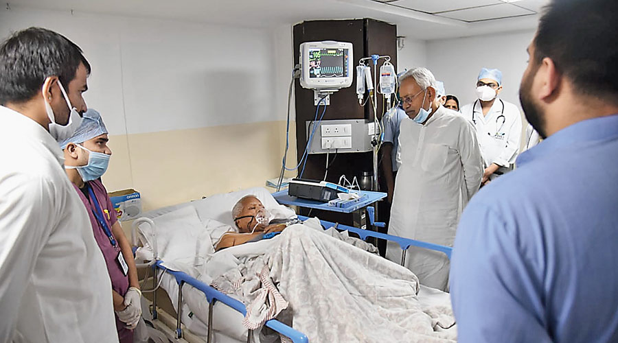 Nitish meets Lalu Prasad in the Patna hospital on Wednesday.