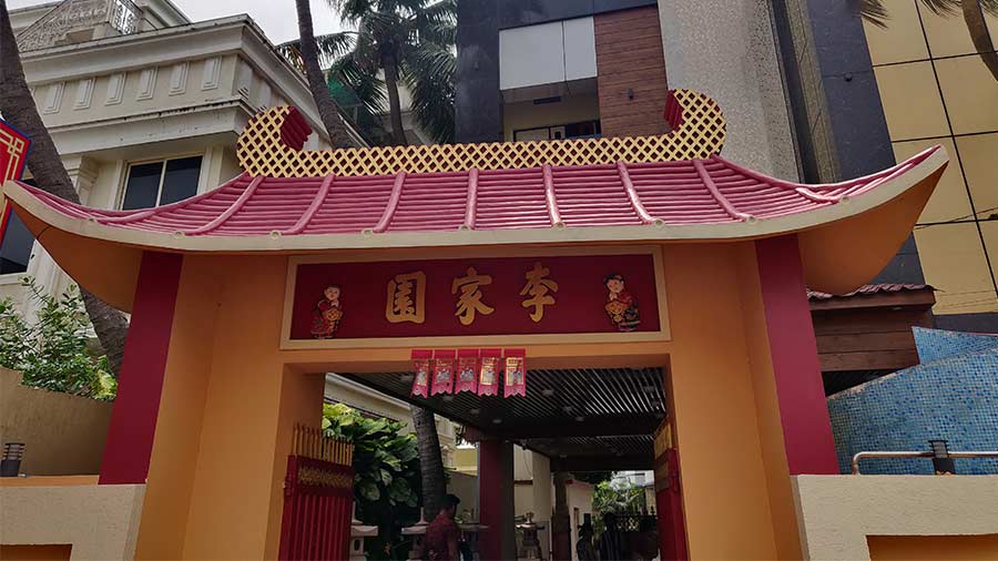 The red-and-gold gate that leads to Chung Wah on VIP Road, Puri