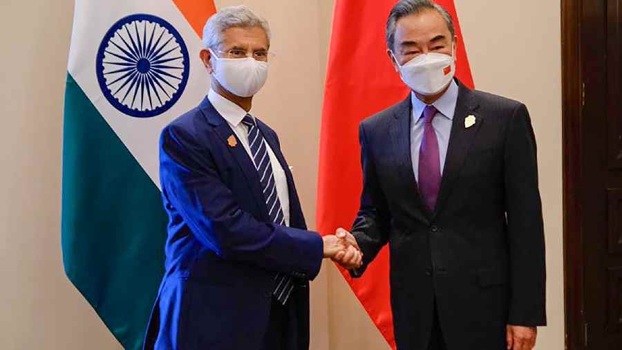Chinese Foreign Minister Wang Yi and his Indian counterpart S Jaishankar (R)