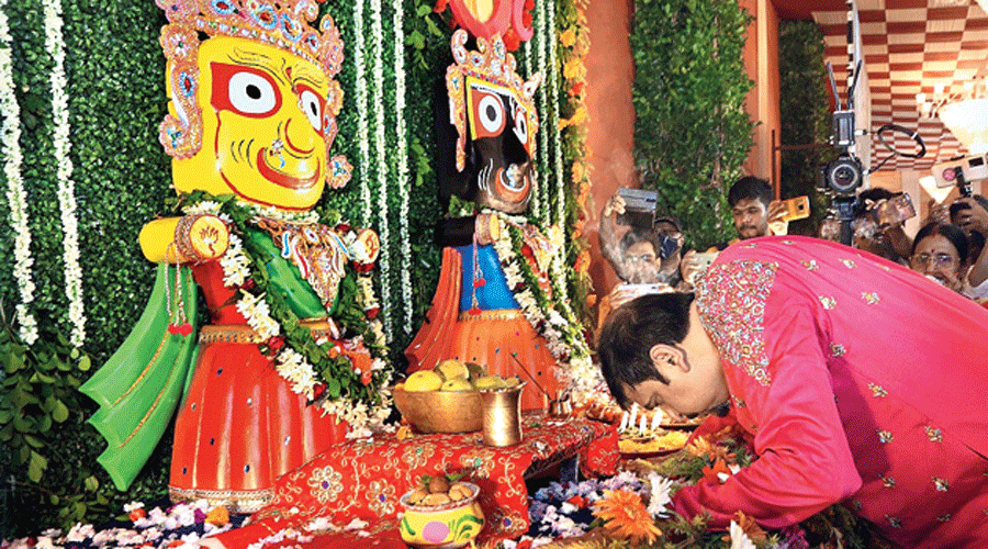 Sujit Bose pays obeisance to an idol of Lord Jagannath.