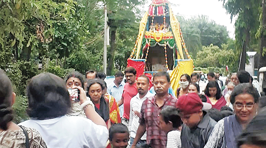 The rath being pulled by devotees.