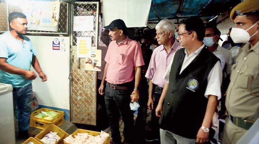 Senior NKDA officials, including chairman Debashis Sen, during the drive against  single-use plastic bags in a New Town market on Thursday