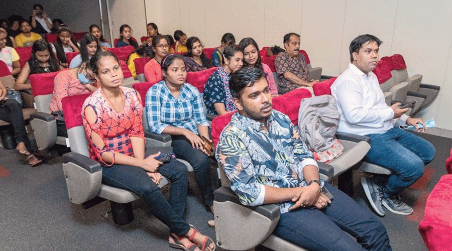 Students at the ghazal appreciation workshop.