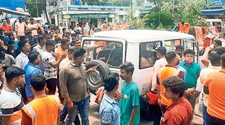 Canning residents stop a police vehicle that arrived to pick up the bodies of three deceased Trinamul workers. The residents were protesting the alleged failure of the police to maintain law and order in the area.