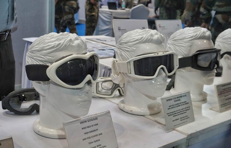 Snow goggles are regularly used for high-terrain combat. Equipped with anti-fog-coated lenses, they have a wide field of view and high durability.