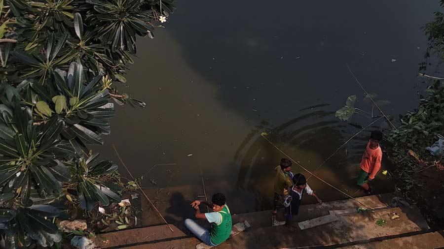 Fishing in the waterbody adjacent to the ‘Baithak Khana’