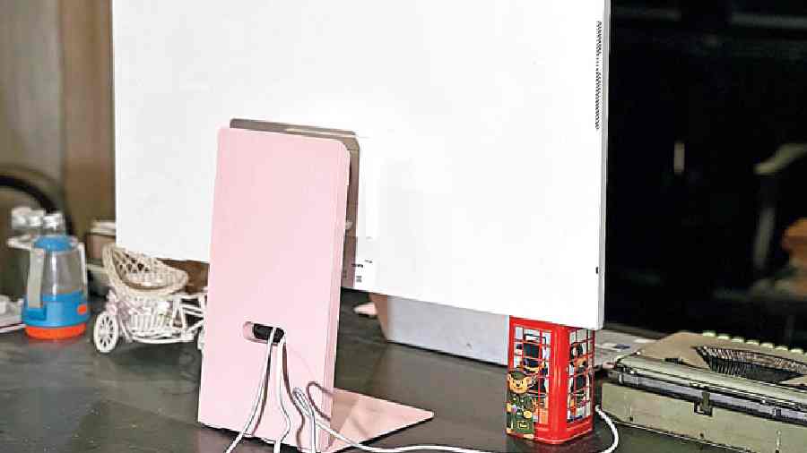 The monitor sports a minimalist look