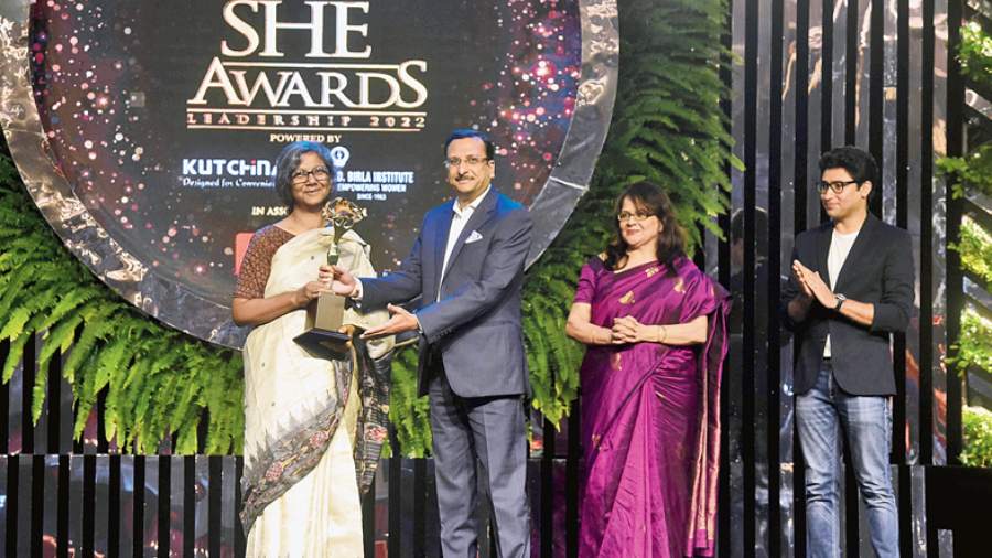 Moushumi Bhowmik receives her award from Vishal Jhajharia, Sanjukta Bose and Gaurav Chakrabarty