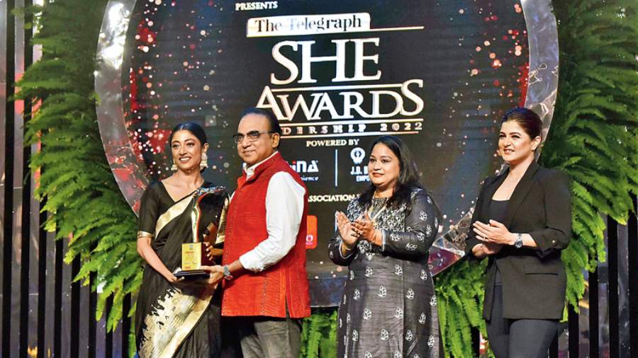Paoli Dam receives the award from Arindam Sil, Joita Sen and Srabanti Chatterjee