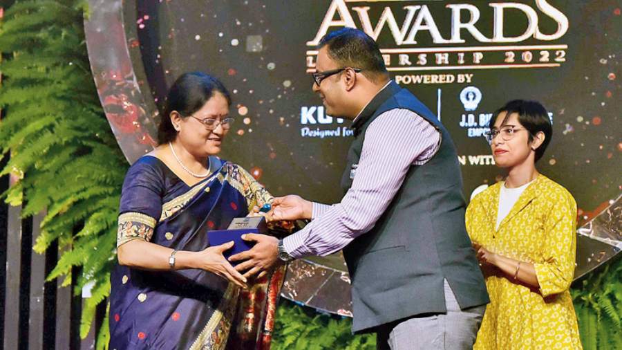 Sanghamitra Bandyopadhyay receives her award from Manish Iyer and Santi Das