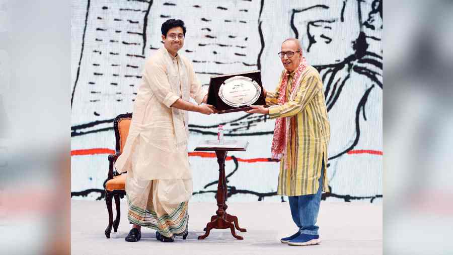 Shirshendu Mukhopadhyay: One of the doyens of Bengali literature, Mukhopadhyay has been working with ABP for the past 50 years. “He strides across Bengali literature as a leading prose writer, a name which needs no introduction,” was how Mukherjee introduced the first awardee.