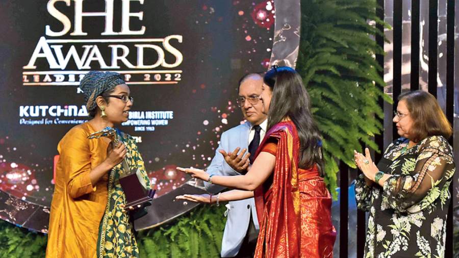 Mandakranta Sen receives her award from Maj.Gen. V. N. Chaturvedi (retd), Deepali Singhee and Lovey