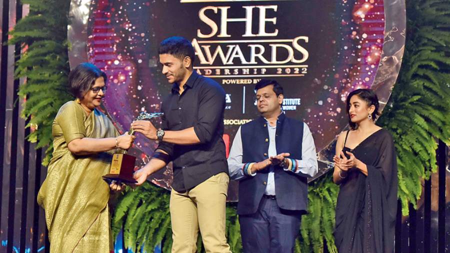 Baisakhi Ghosh receives her award from Arjun Chakrabarty, Ritesh Agarwal and Ishaa Saha