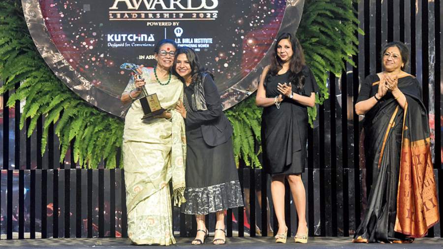 Sohag Sen with her award that she received from Sudipta Chakraborty, Ritika Karnani and Tanusree Shankar