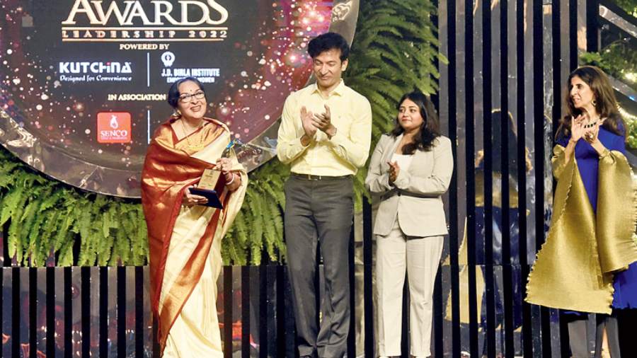 Mamata Shankar receives the award from Tota Roy Choudhury, Yashashwi Malani and Kiran Uttam Ghosh