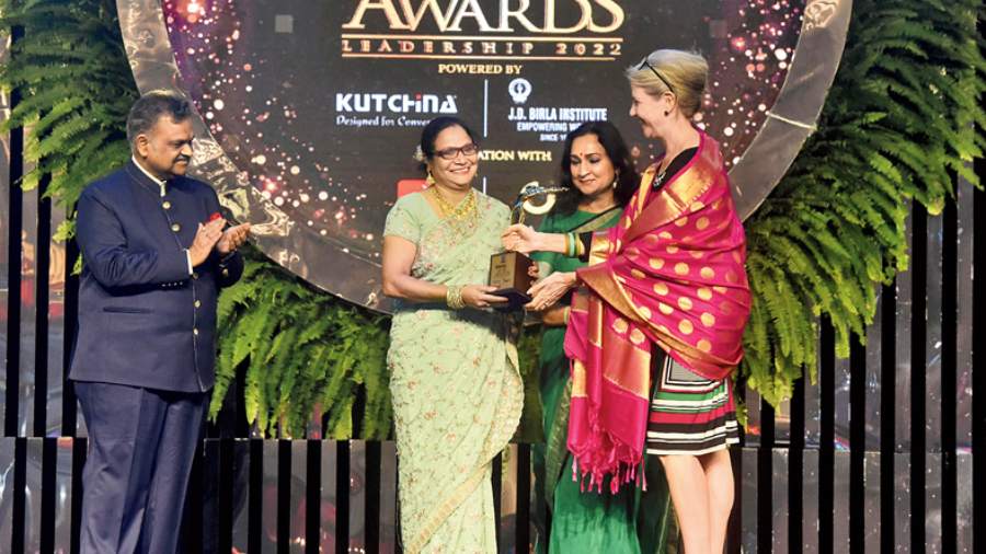 Jyotirmoyee Sikdar receives the award from Rowan Ainsworth, Madhu Neotia and Sanjay Jhunjhunwala