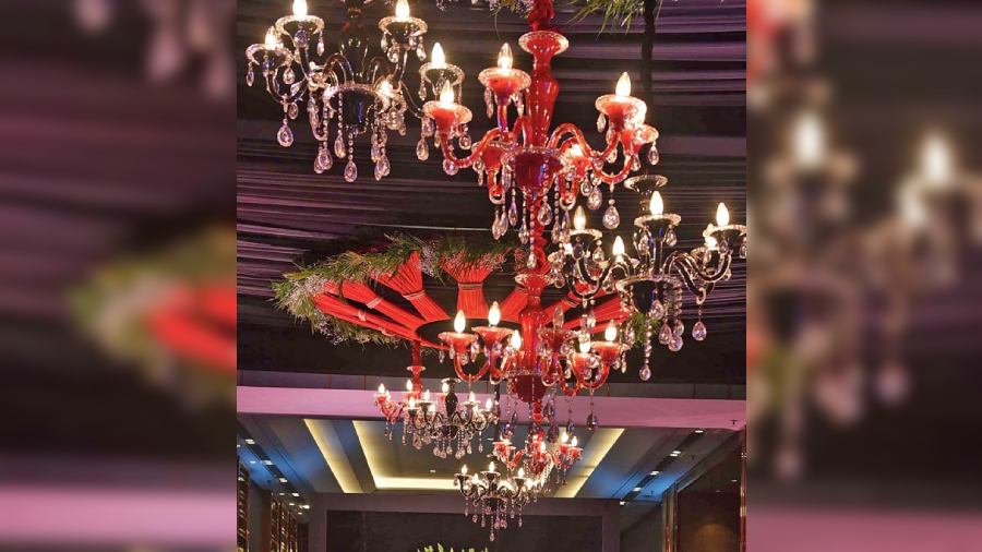 The ceiling of the entrance area was sparkling bright with these full-sized crystal chandeliers that once again drew from the dominant colour scheme, and was in tones of luscious red, with greens and gypsy flowers lining the periphery.