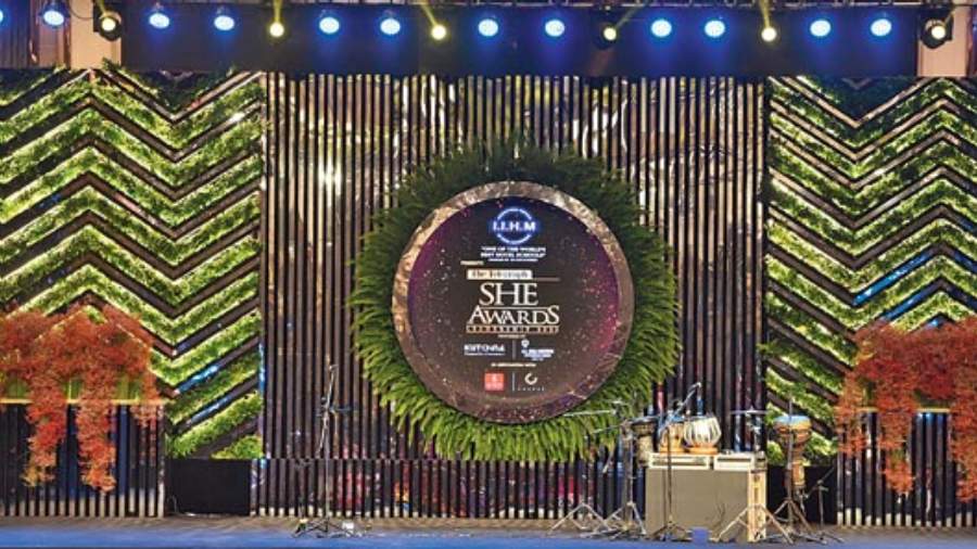 The theme for this year’s decor, according to scenographer Swarup Dutta, was a ‘greener home’ and the stage reflected the same concept. Fresh green leaves and grass made their way to the wall lining the stage and were juxtaposed by metallic strips with peripheral lighting that made for a shiny and reflective spectacle.