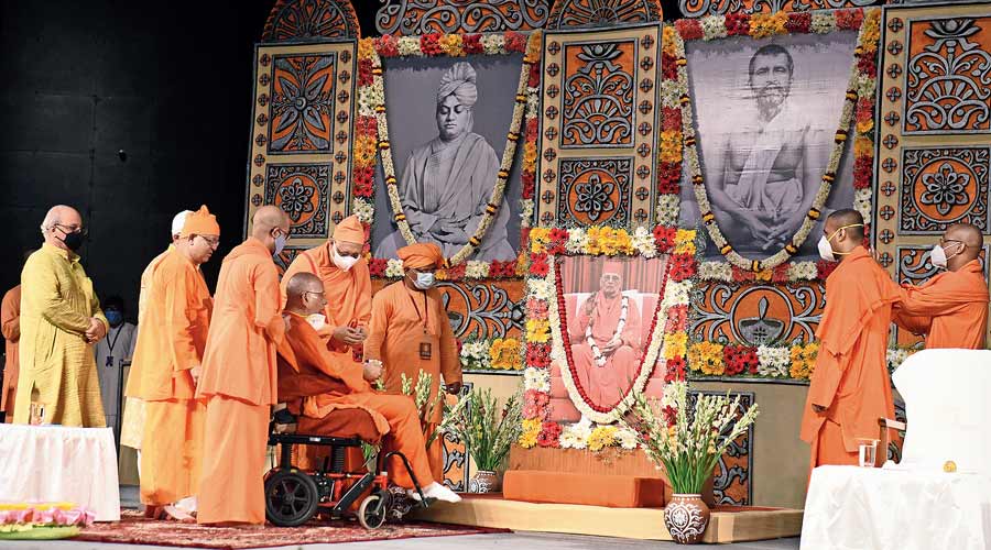 Nazrul Mancha hosts Swami Atmasthananda birth centenary function