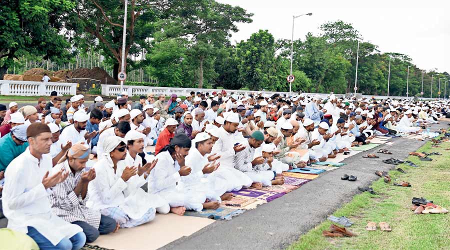 Devotees offer prayers on Red Road in Calcutta