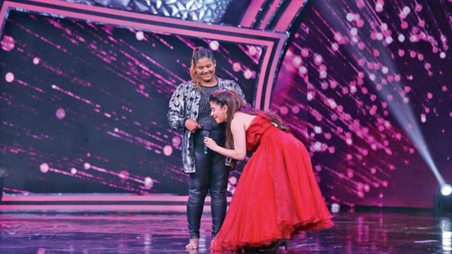 Urmila Matondkar tries to listen to foetal heartbeat in a pregnant contestant’s belly