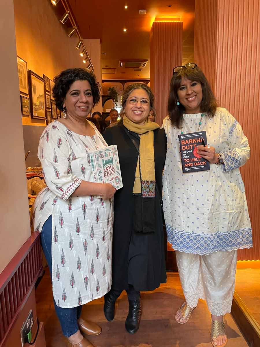 Dancer Tanusree Shankar flanked by Asma Khan and Barkha Dutt. Both Khan and Dutt also shared their experiences of being a woman in a man's world. Referring to her own story, Dutt narrated how the idea of a woman war correspondent still seems ludicrous to a lot of people. Khan pointed out that though most women toil their lives away in the kitchen, female chefs are hard to come by at restaurants. 