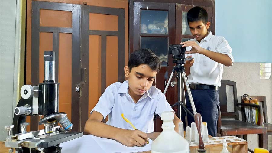 Avigyan Kishor Das shoots for his film, ‘Adhunik Bharoter Sushrut: Pandit Madhusudan Gupta’ in the biology lab of Hooghly Collegiate School