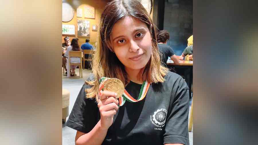 Bengal powerlifter Aditi Nandy with her nationals gold medal