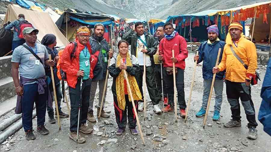 The team of 13 from Naihati that reached the Amarnath cave shrine on Monday