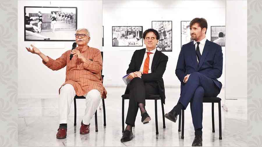 Parmanand Dalwadi, French consul general Didier Talpain and Alliance Française du Bengale director Nicolas Facino at the inauguration of the show