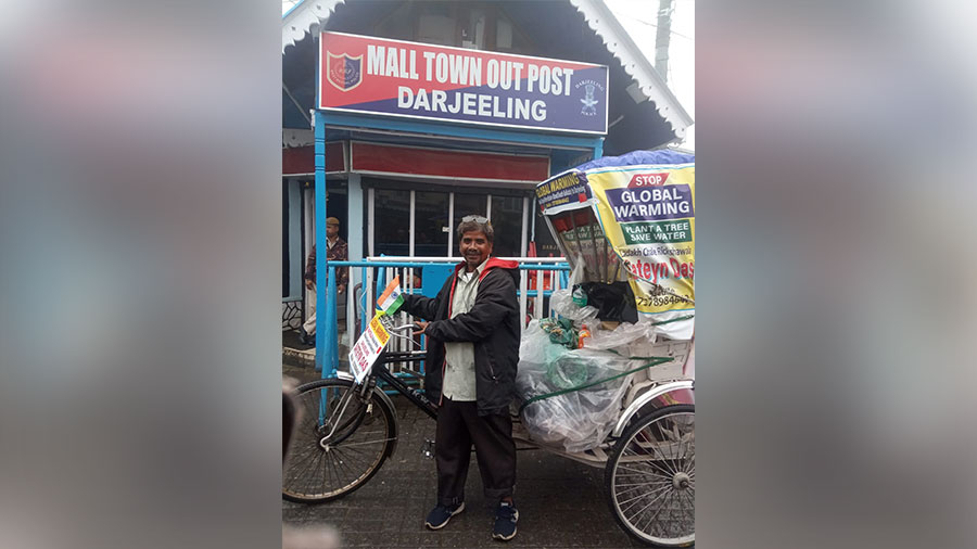 Satyen Das stopped near the Darjeeling Mall outpost for a quick click