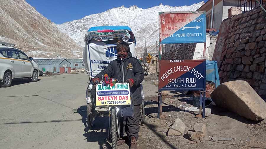 Rickshaw-puller Satyen Das cycles to Darjeeling and plants ‘ashok’ flower seeds on the way