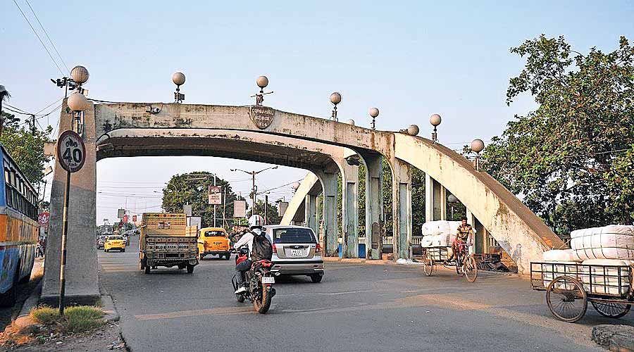 Kolkata police chalk traffic diversion plan for Chitpore bridge 