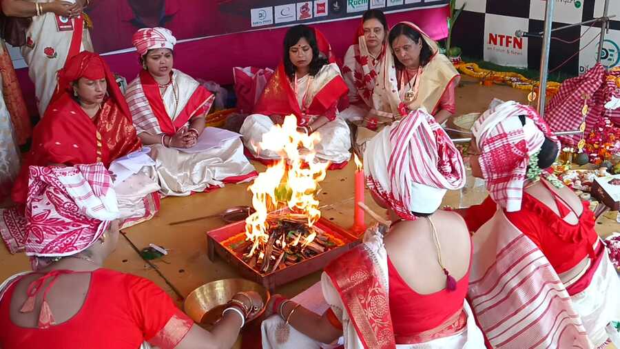 Women perform ‘khunti puja’ at New Town Sarbojanin Durgotsav in the City Square area of Rajarhat on Wednesday. This ritual marks the beginning of the preparations for Durga Puja, which begins on October 1 this year.