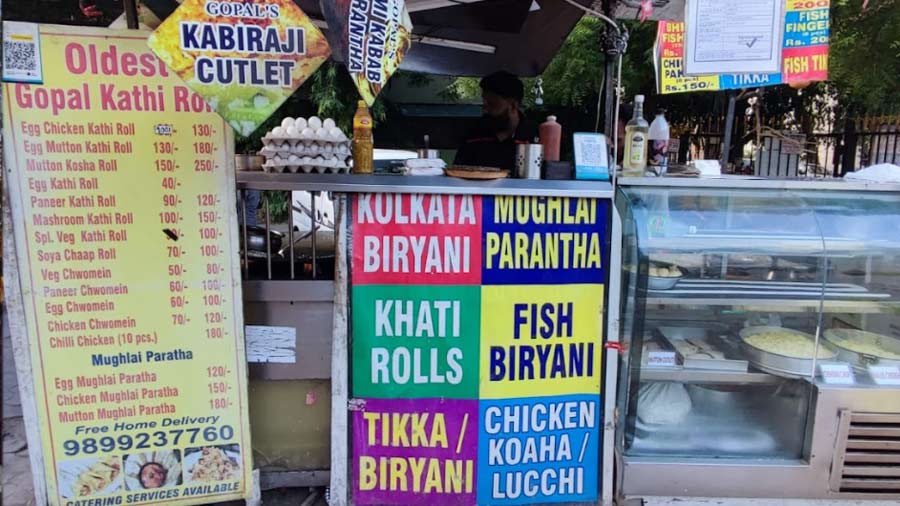 The Kathi Rolls have perfectly cooked meat inside a porota, or paratha, however you may want to call it. Chittaranjan Park boasts of a few stalls that sell these sumptuous rolls that are to die for. Gopal Kathi Roll and Kolkata Kathi Rolls stalls are among a few that have been guarding the honour and pride of this Kolkata favourite. The stalls offer a range of choices, from plain tikka rolls and kebab rolls to paneer, egg, and more