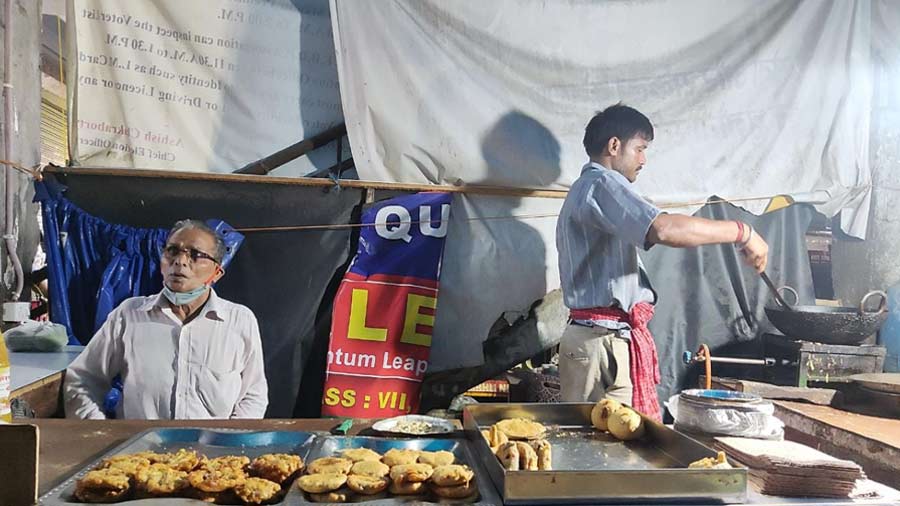 Oh, who does not like a hot, crispy aloor chop with piping hot tea in the evening? At Chittaranjan Park, find multiple such famed stalls selling the crowd favourite. With peyaji and beguni for company, you are set for the perfect adda