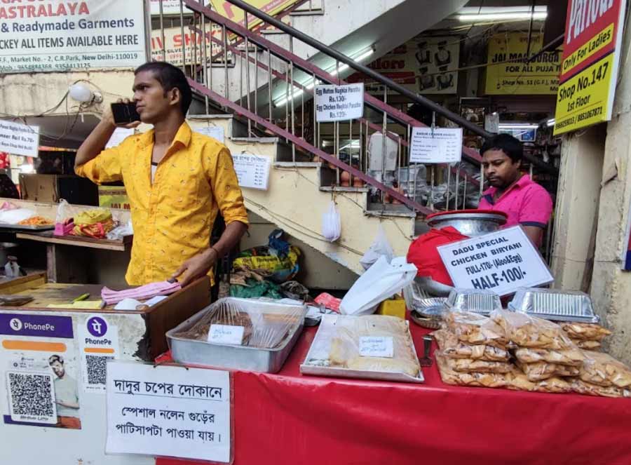 The one stall that is a must visit for tourists and residents alike is Dadu Cutlet Shop. It is famous for selling street-style Kolkata Chinese, mughlai porota, chicken, mutton, veg chop and more. By 7pm, the footfall increases and the queues to get tickets and taste the street food are longer