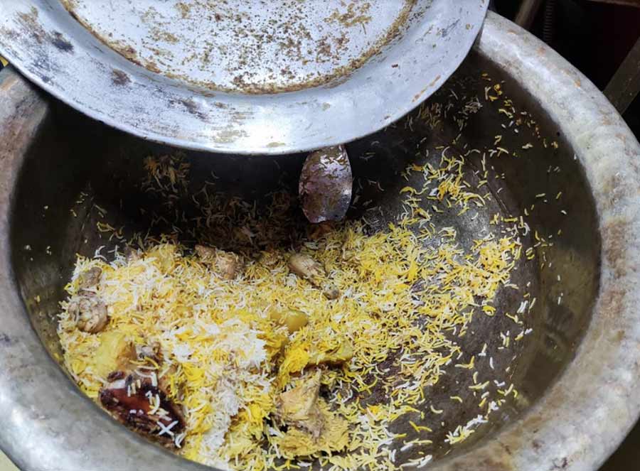 And of course, the indomitable - Kolkata biryani! The aloo-starrer dish has split foodies into haters and believers. But until the debate is resolved, let us sit back and enjoy a hot plate of nostalgia