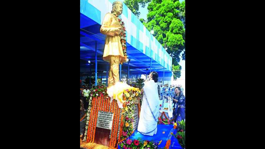 Mamata Banerjee pays homage to the statue of Nepali poet Bhanu Bhakta Acharya in Darjeeling on Wednesday