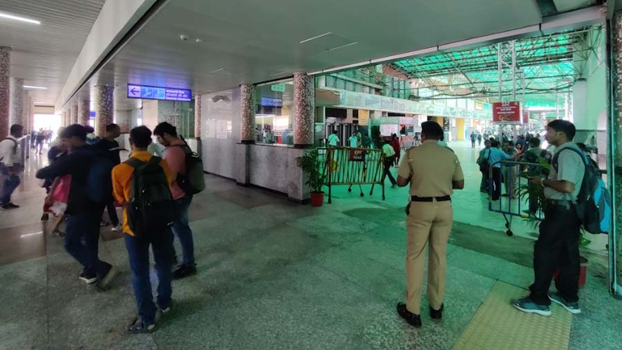 The Metro station at Sealdah directly opens up to the busy Sealdah railway station