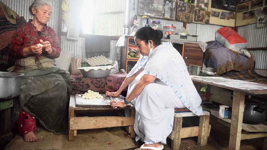 Mamata Banerjee makes momos at an eatery in Darjeeling on Thursday. She was taking a morning walk when she entered the eatery.