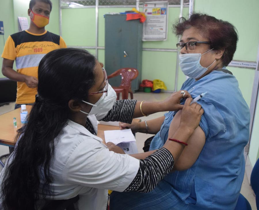 A health worker administers the Covid booster dose in the Kalighat area on Friday. The free booster dose drive announced by the Union government earlier this week began on Friday. Anyone over the age of 18 is eligible for a free booster shot for 75 days beginning July 15.