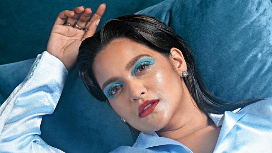 Priyanka decked up in Maya blue shade on the eyes contrasted with red lips for a bold party look. The hair worn open with a wavy style along the hair line complements the glossy make-up look. “Fashion trends have a way of coming back. I wanted to recreate the iconic look of the classic ’70s. A classy look with strong colours on both eyes and lips. I created this look to show how to do blue eyes with the classy red lips; these two colours can be worn together,” said Prasenjit.